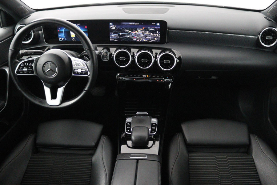 Mercedes-Benz A-Klasse 180 Advantage (PARKEERSENSOREN, ACHTERUITRIJCAMERA, CRUISE CONTROL, NAVIGATIE, NL-AUTO)