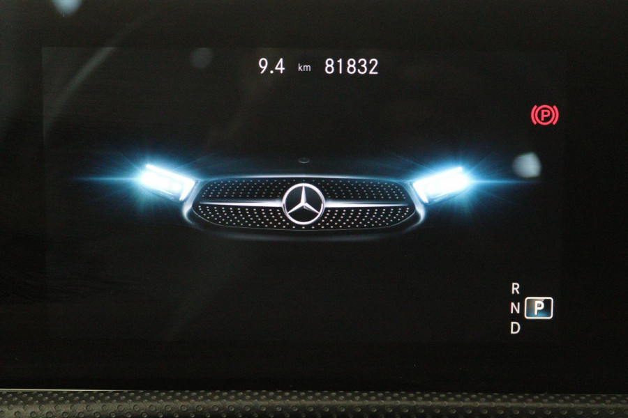 Mercedes-Benz A-Klasse 180 Advantage (PARKEERSENSOREN, ACHTERUITRIJCAMERA, CRUISE CONTROL, NAVIGATIE, NL-AUTO)