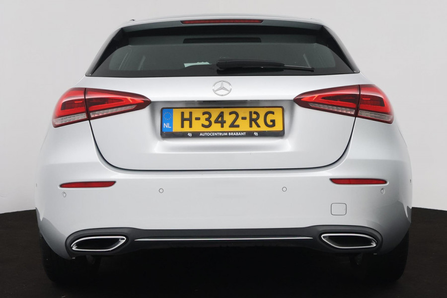 Mercedes-Benz A-Klasse 180 Advantage (PARKEERSENSOREN, ACHTERUITRIJCAMERA, CRUISE CONTROL, NAVIGATIE, NL-AUTO)