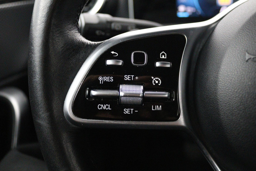 Mercedes-Benz A-Klasse 180 Advantage (PARKEERSENSOREN, ACHTERUITRIJCAMERA, CRUISE CONTROL, NAVIGATIE, NL-AUTO)