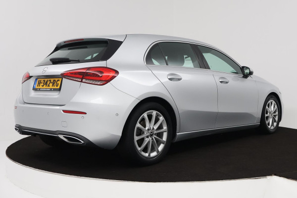 Mercedes-Benz A-Klasse 180 Advantage (PARKEERSENSOREN, ACHTERUITRIJCAMERA, CRUISE CONTROL, NAVIGATIE, NL-AUTO)