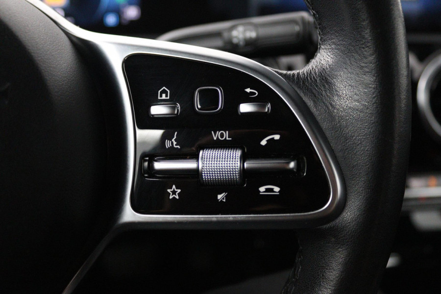 Mercedes-Benz A-Klasse 180 Advantage (PARKEERSENSOREN, ACHTERUITRIJCAMERA, CRUISE CONTROL, NAVIGATIE, NL-AUTO)
