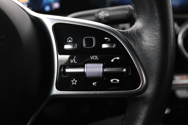 Mercedes-Benz A-Klasse 180 Advantage (PARKEERSENSOREN, ACHTERUITRIJCAMERA, CRUISE CONTROL, NAVIGATIE, NL-AUTO)