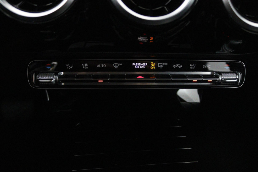 Mercedes-Benz A-Klasse 180 Advantage (PARKEERSENSOREN, ACHTERUITRIJCAMERA, CRUISE CONTROL, NAVIGATIE, NL-AUTO)