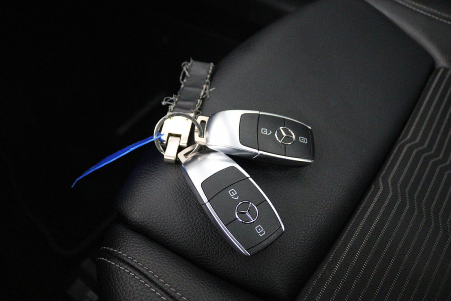 Mercedes-Benz A-Klasse 180 Advantage (PARKEERSENSOREN, ACHTERUITRIJCAMERA, CRUISE CONTROL, NAVIGATIE, NL-AUTO)