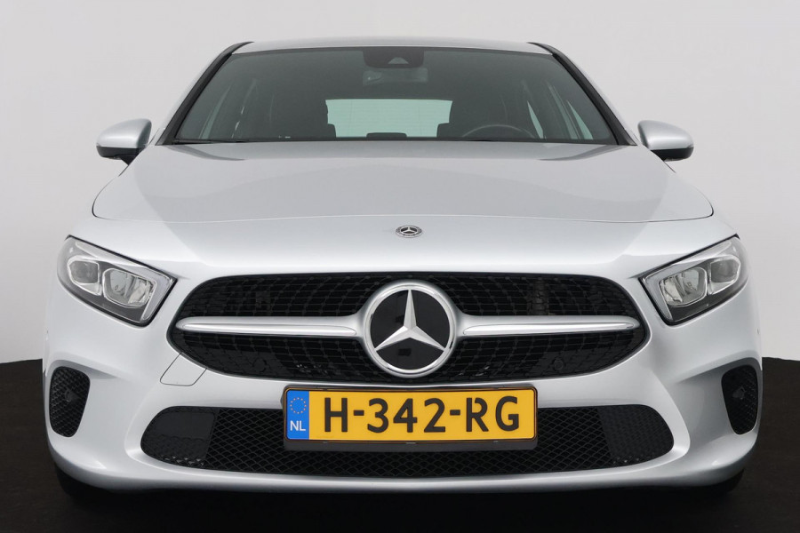 Mercedes-Benz A-Klasse 180 Advantage (PARKEERSENSOREN, ACHTERUITRIJCAMERA, CRUISE CONTROL, NAVIGATIE, NL-AUTO)