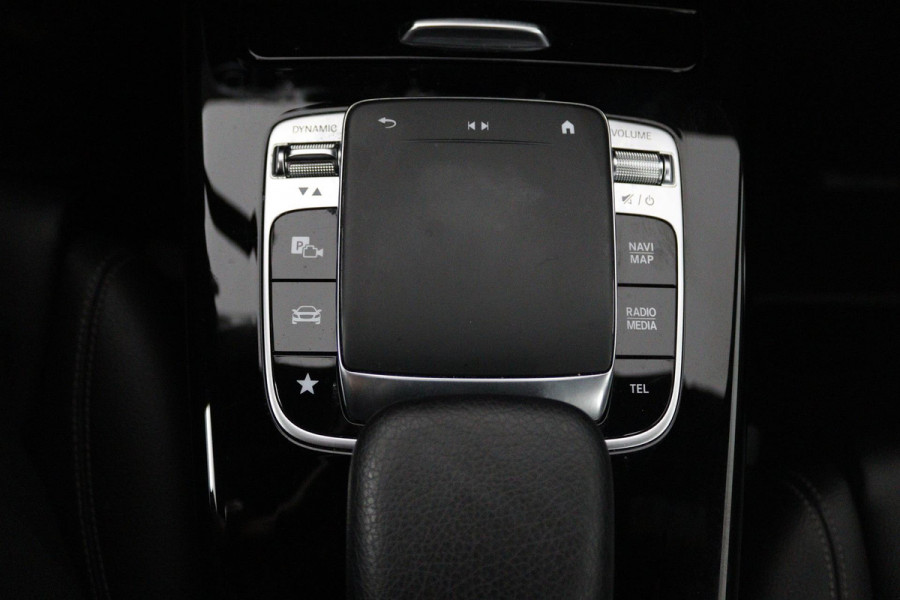 Mercedes-Benz A-Klasse 180 Advantage (PARKEERSENSOREN, ACHTERUITRIJCAMERA, CRUISE CONTROL, NAVIGATIE, NL-AUTO)