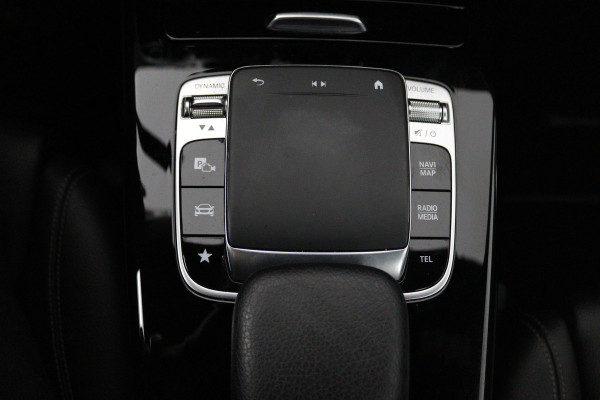 Mercedes-Benz A-Klasse 180 Advantage (PARKEERSENSOREN, ACHTERUITRIJCAMERA, CRUISE CONTROL, NAVIGATIE, NL-AUTO)