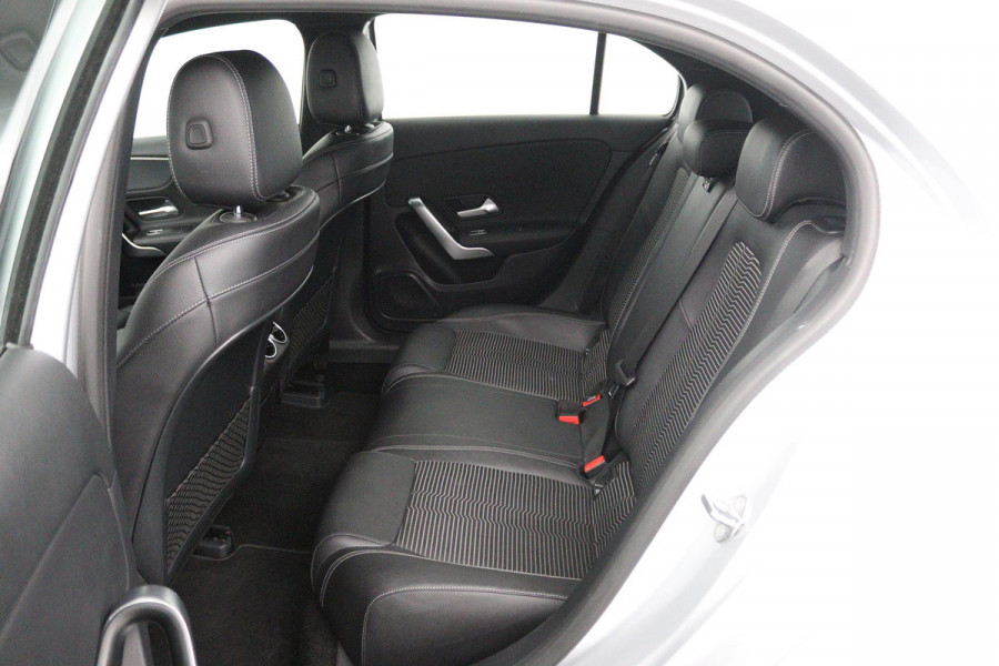 Mercedes-Benz A-Klasse 180 Advantage (PARKEERSENSOREN, ACHTERUITRIJCAMERA, CRUISE CONTROL, NAVIGATIE, NL-AUTO)