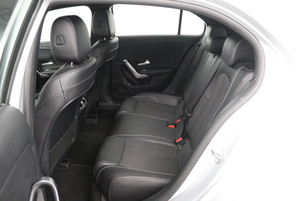 Mercedes-Benz A-Klasse 180 Advantage (PARKEERSENSOREN, ACHTERUITRIJCAMERA, CRUISE CONTROL, NAVIGATIE, NL-AUTO)