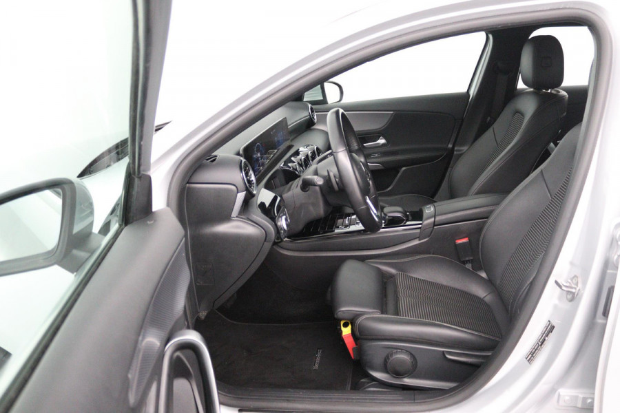 Mercedes-Benz A-Klasse 180 Advantage (PARKEERSENSOREN, ACHTERUITRIJCAMERA, CRUISE CONTROL, NAVIGATIE, NL-AUTO)