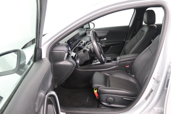 Mercedes-Benz A-Klasse 180 Advantage (PARKEERSENSOREN, ACHTERUITRIJCAMERA, CRUISE CONTROL, NAVIGATIE, NL-AUTO)