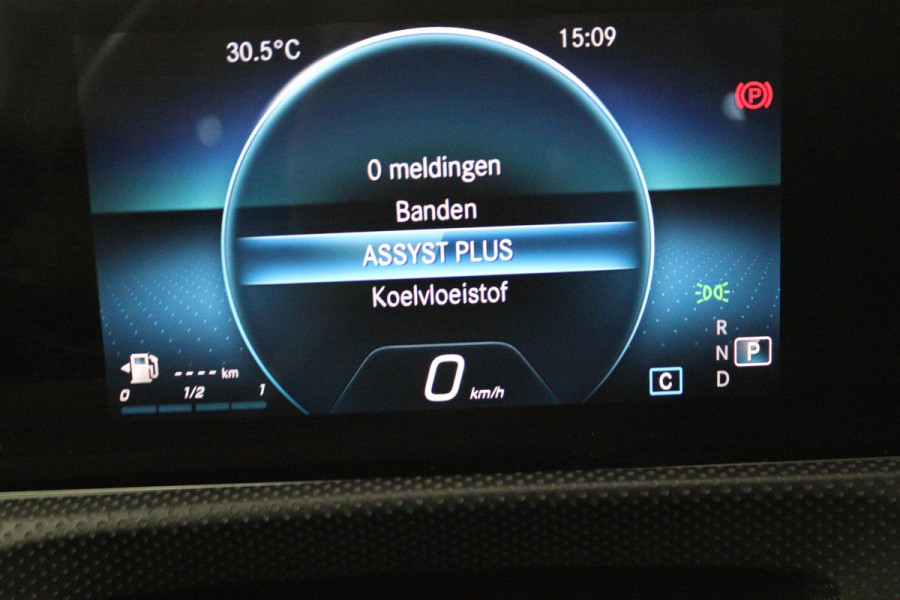 Mercedes-Benz A-Klasse 180 Advantage (PARKEERSENSOREN, ACHTERUITRIJCAMERA, CRUISE CONTROL, NAVIGATIE, NL-AUTO)