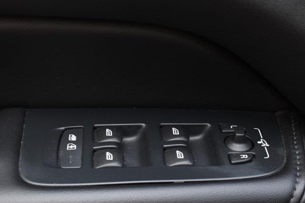 Volvo XC60 T6 350PK Automaat AWD Plus Dark / Navigatie / 360 Camera / Adaptieve Cruise Control / Stuur & Stoelverwarming / Elektr. Achterklep / Schuifdak / LM Velgen / Trekhaak