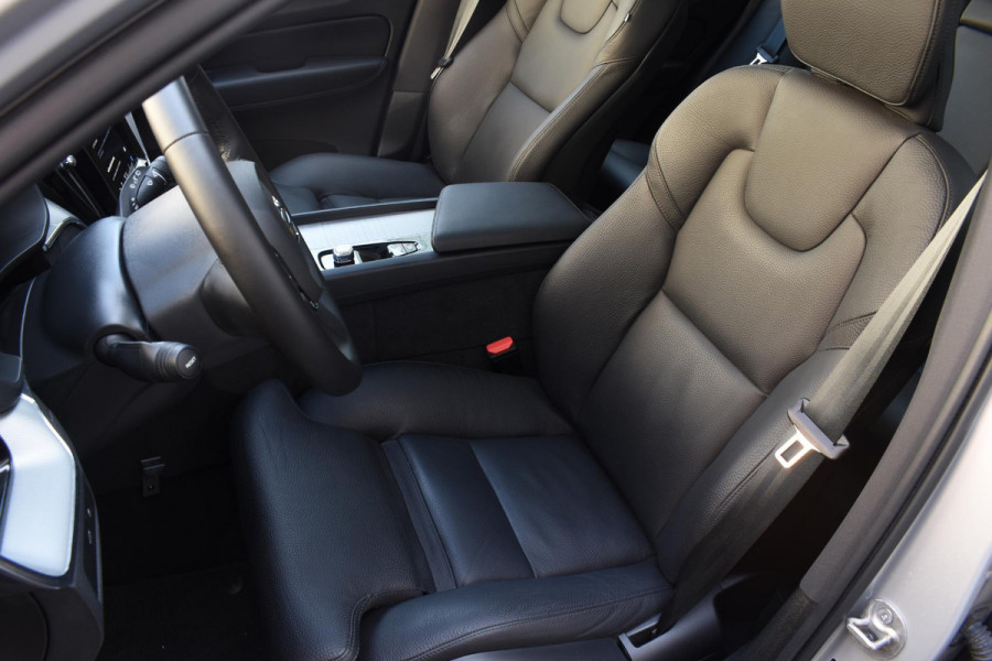 Volvo XC60 T6 350PK Automaat AWD Plus Dark / Navigatie / 360 Camera / Adaptieve Cruise Control / Stuur & Stoelverwarming / Elektr. Achterklep / Schuifdak / LM Velgen / Trekhaak