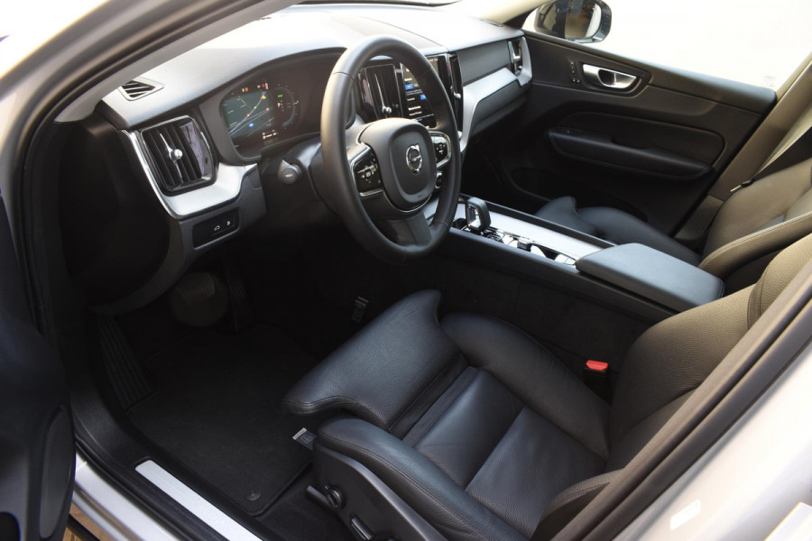 Volvo XC60 T6 350PK Automaat AWD Plus Dark / Navigatie / 360 Camera / Adaptieve Cruise Control / Stuur & Stoelverwarming / Elektr. Achterklep / Schuifdak / LM Velgen / Trekhaak