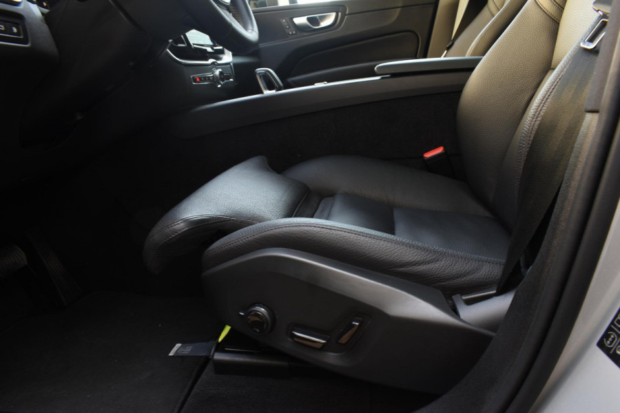 Volvo XC60 T6 350PK Automaat AWD Plus Dark / Navigatie / 360 Camera / Adaptieve Cruise Control / Stuur & Stoelverwarming / Elektr. Achterklep / Schuifdak / LM Velgen / Trekhaak