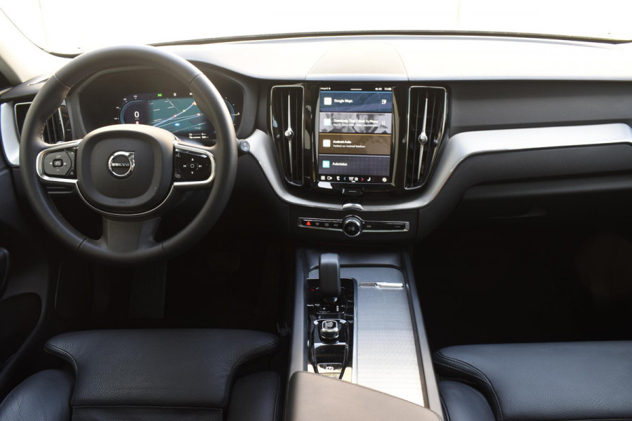 Volvo XC60 T6 350PK Automaat AWD Plus Dark / Navigatie / 360 Camera / Adaptieve Cruise Control / Stuur & Stoelverwarming / Elektr. Achterklep / Schuifdak / LM Velgen / Trekhaak