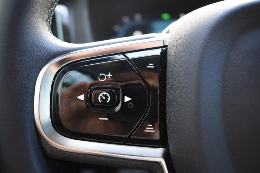 Volvo XC60 T6 350PK Automaat AWD Plus Dark / Navigatie / 360 Camera / Adaptieve Cruise Control / Stuur & Stoelverwarming / Elektr. Achterklep / Schuifdak / LM Velgen / Trekhaak