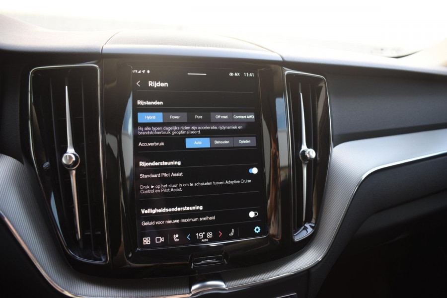 Volvo XC60 T6 350PK Automaat AWD Plus Dark / Navigatie / 360 Camera / Adaptieve Cruise Control / Stuur & Stoelverwarming / Elektr. Achterklep / Schuifdak / LM Velgen / Trekhaak