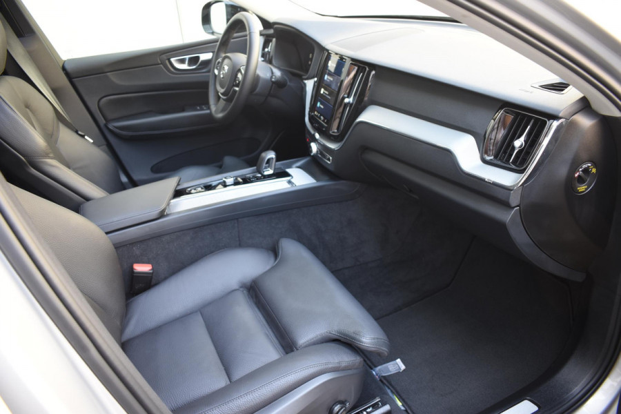 Volvo XC60 T6 350PK Automaat AWD Plus Dark / Navigatie / 360 Camera / Adaptieve Cruise Control / Stuur & Stoelverwarming / Elektr. Achterklep / Schuifdak / LM Velgen / Trekhaak