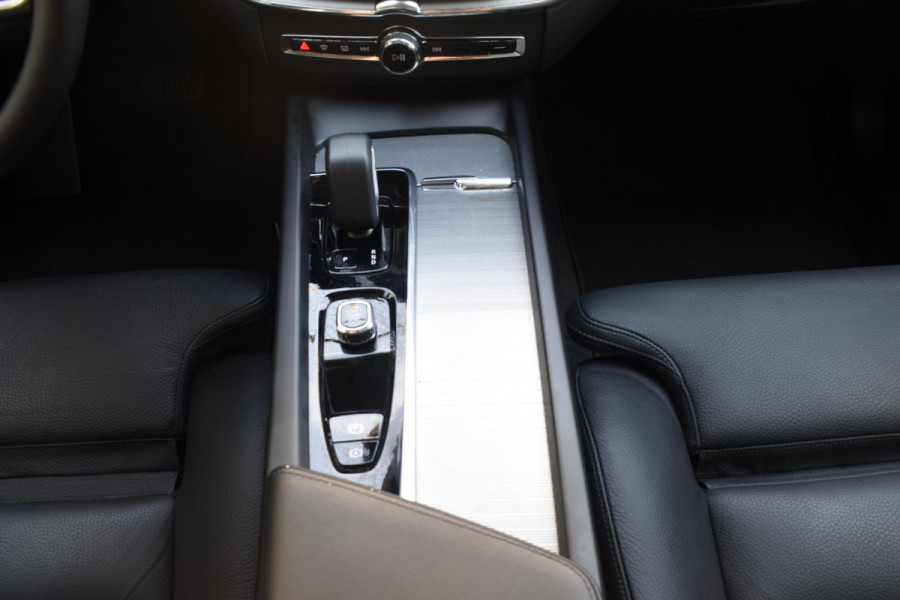 Volvo XC60 T6 350PK Automaat AWD Plus Dark / Navigatie / 360 Camera / Adaptieve Cruise Control / Stuur & Stoelverwarming / Elektr. Achterklep / Schuifdak / LM Velgen / Trekhaak