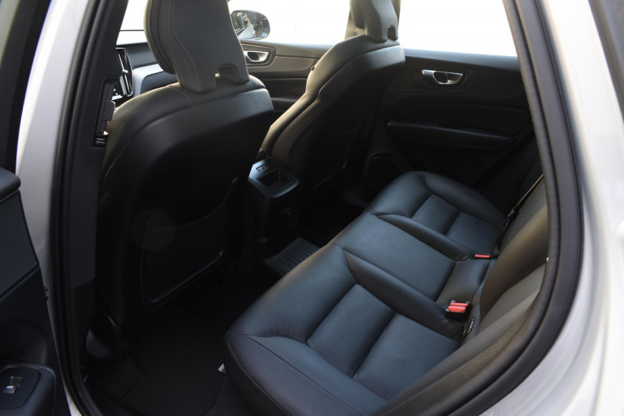 Volvo XC60 T6 350PK Automaat AWD Plus Dark / Navigatie / 360 Camera / Adaptieve Cruise Control / Stuur & Stoelverwarming / Elektr. Achterklep / Schuifdak / LM Velgen / Trekhaak