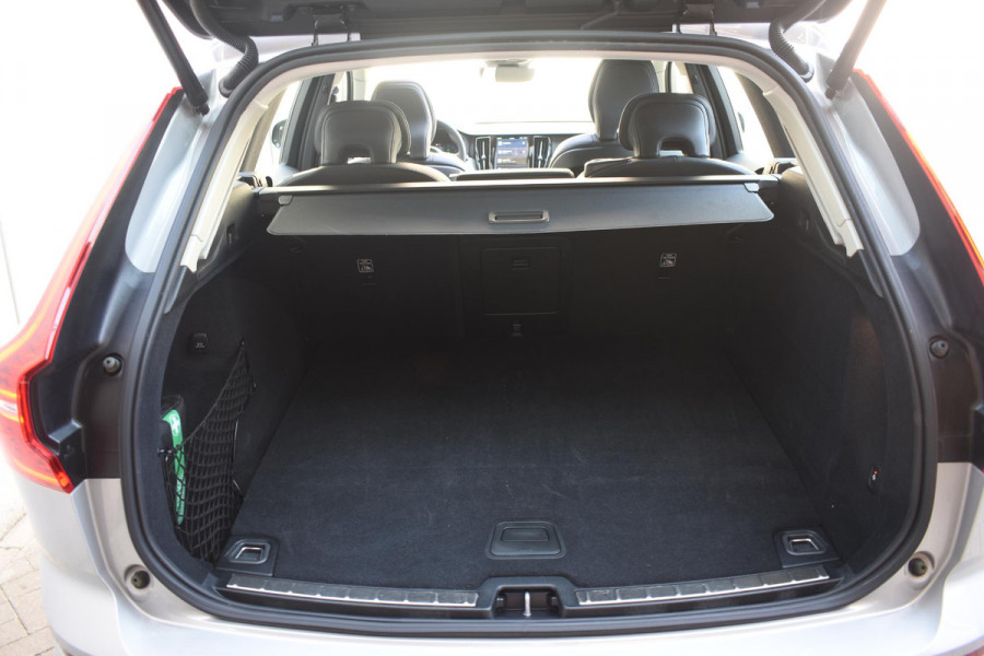 Volvo XC60 T6 350PK Automaat AWD Plus Dark / Navigatie / 360 Camera / Adaptieve Cruise Control / Stuur & Stoelverwarming / Elektr. Achterklep / Schuifdak / LM Velgen / Trekhaak
