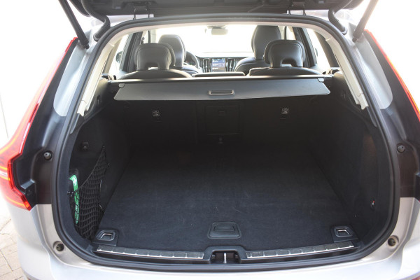 Volvo XC60 T6 350PK Automaat AWD Plus Dark / Navigatie / 360 Camera / Adaptieve Cruise Control / Stuur & Stoelverwarming / Elektr. Achterklep / Schuifdak / LM Velgen / Trekhaak
