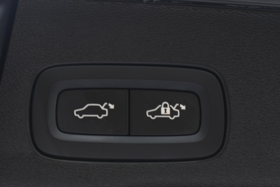 Volvo XC60 T6 350PK Automaat AWD Plus Dark / Navigatie / 360 Camera / Adaptieve Cruise Control / Stuur & Stoelverwarming / Elektr. Achterklep / Schuifdak / LM Velgen / Trekhaak