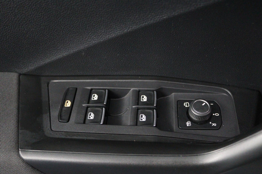 Volkswagen T-Roc 1.5 TSI Sport Business R (PARKEERSENSOREN, ACHTERUITRIJCAMERA, STOELVERWARMING, NAVIGATIE)