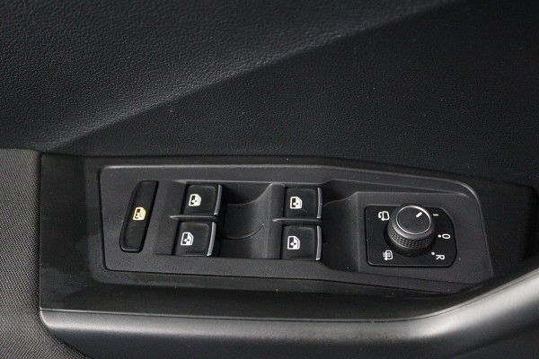 Volkswagen T-Roc 1.5 TSI Sport Business R (PARKEERSENSOREN, ACHTERUITRIJCAMERA, STOELVERWARMING, NAVIGATIE)