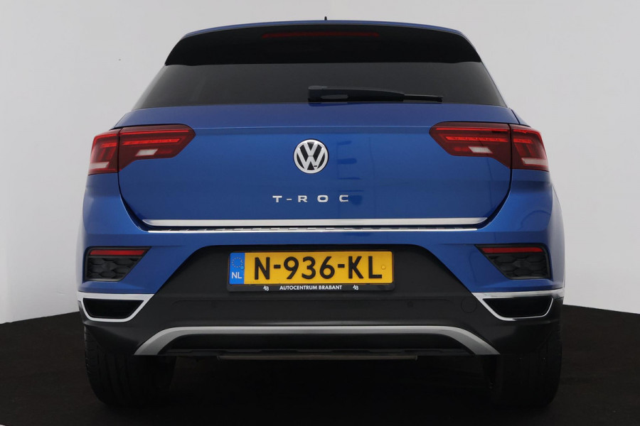 Volkswagen T-Roc 1.5 TSI Sport Business R (PARKEERSENSOREN, ACHTERUITRIJCAMERA, STOELVERWARMING, NAVIGATIE)