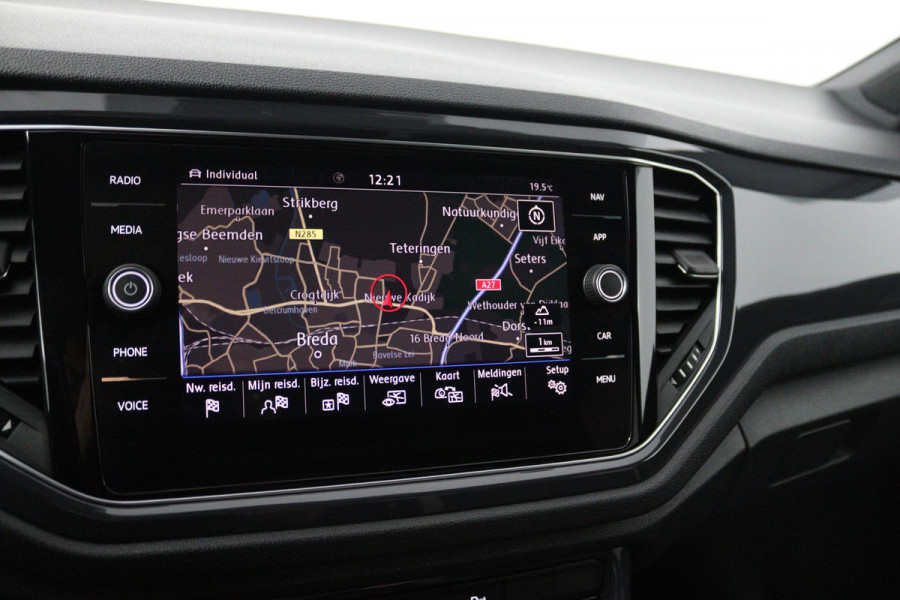 Volkswagen T-Roc 1.5 TSI Sport Business R (PARKEERSENSOREN, ACHTERUITRIJCAMERA, STOELVERWARMING, NAVIGATIE)