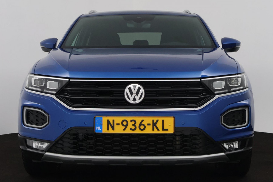 Volkswagen T-Roc 1.5 TSI Sport Business R (PARKEERSENSOREN, ACHTERUITRIJCAMERA, STOELVERWARMING, NAVIGATIE)