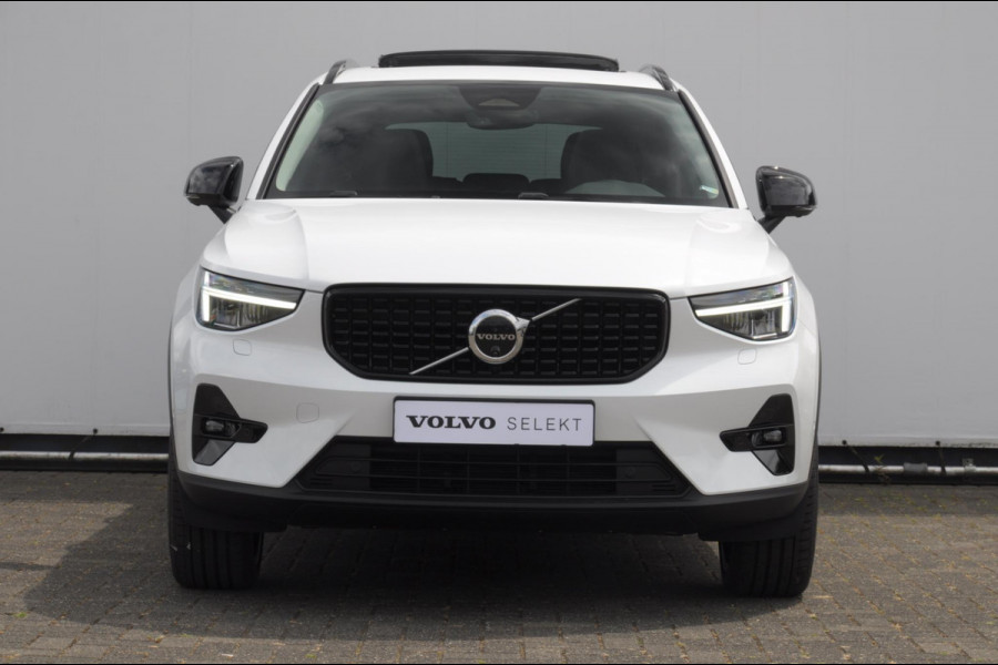 Volvo XC40 211PK Automaat B4 Ultra Dark / Adaptive cruise control / Trekhaak / Elektrische stoelen / Harman Kardon audio / Pilot assist / BLIS / Stoel en stuur verwarming / Elektrische achterklep / Parkeersensoren met 360 camera / Google infotainment