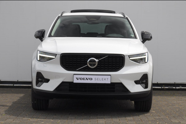 Volvo XC40 211PK Automaat B4 Ultra Dark / Adaptive cruise control / Trekhaak / Elektrische stoelen / Harman Kardon audio / Pilot assist / BLIS / Stoel en stuur verwarming / Elektrische achterklep / Parkeersensoren met 360 camera / Google infotainment