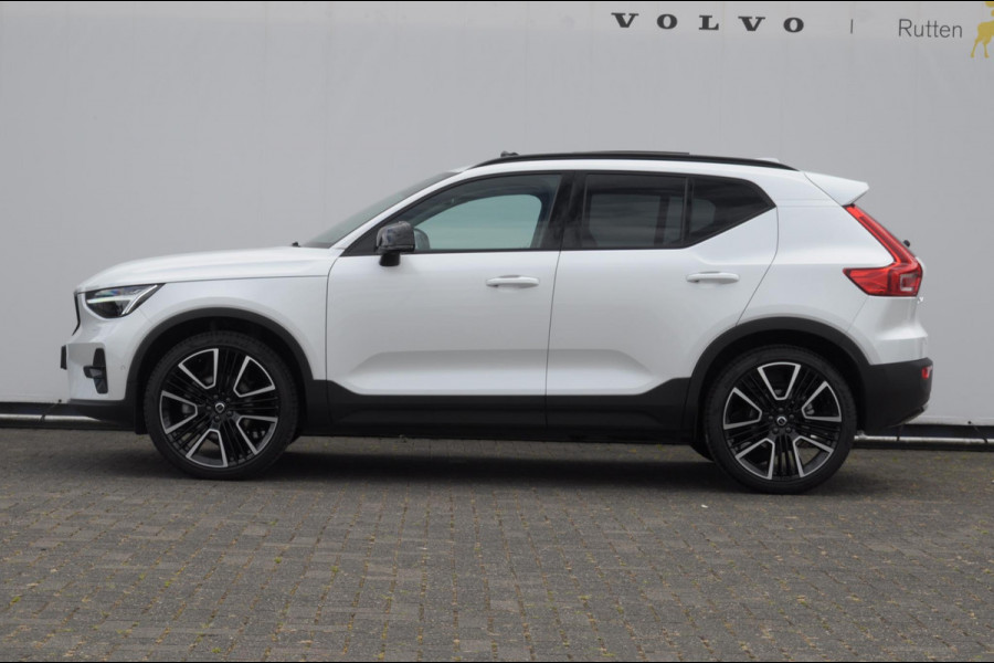 Volvo XC40 211PK Automaat B4 Ultra Dark / Adaptive cruise control / Trekhaak / Elektrische stoelen / Harman Kardon audio / Pilot assist / BLIS / Stoel en stuur verwarming / Elektrische achterklep / Parkeersensoren met 360 camera / Google infotainment