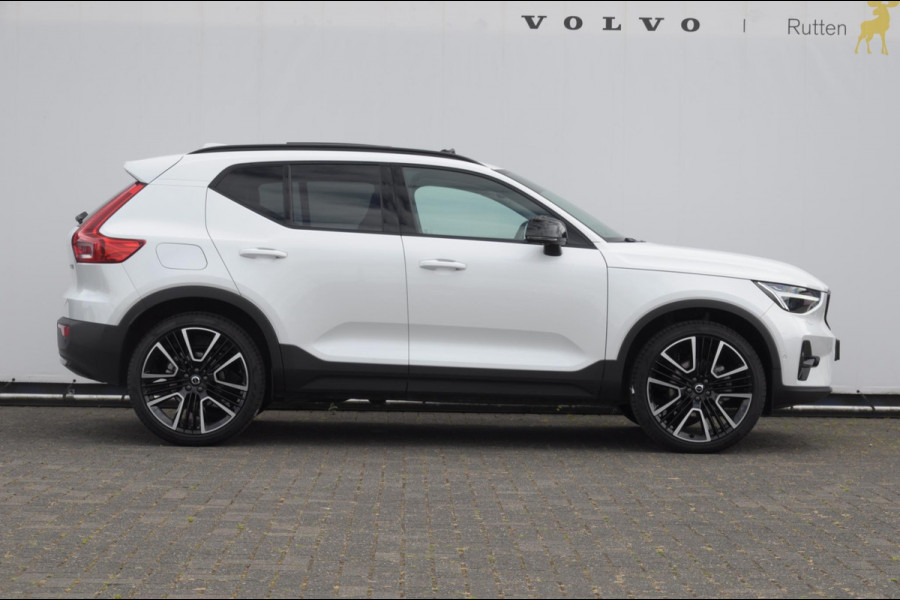 Volvo XC40 211PK Automaat B4 Ultra Dark / Adaptive cruise control / Trekhaak / Elektrische stoelen / Harman Kardon audio / Pilot assist / BLIS / Stoel en stuur verwarming / Elektrische achterklep / Parkeersensoren met 360 camera / Google infotainment