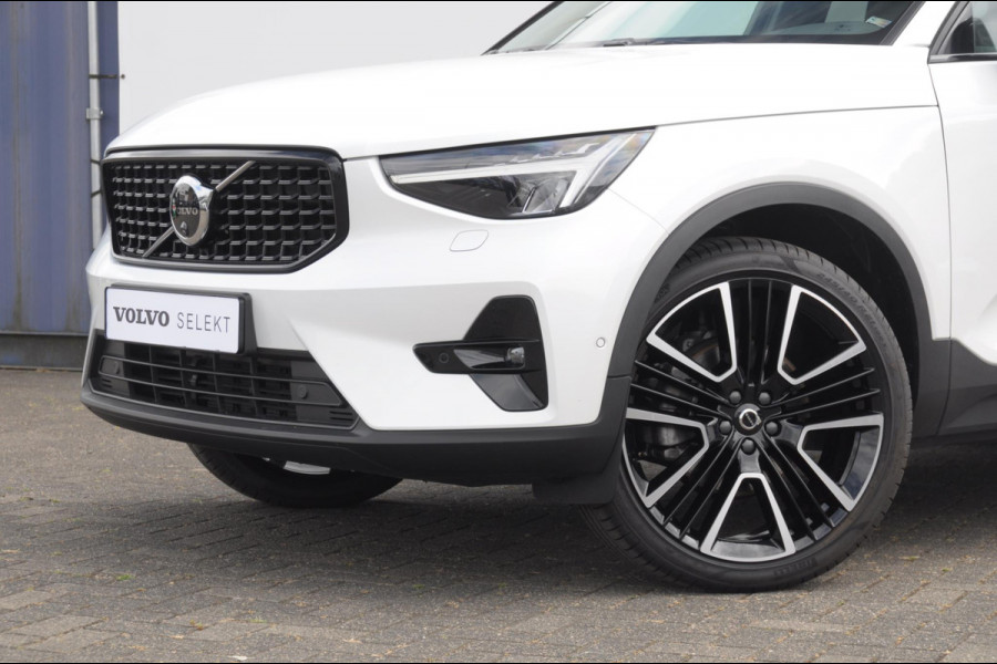 Volvo XC40 211PK Automaat B4 Ultra Dark / Adaptive cruise control / Trekhaak / Elektrische stoelen / Harman Kardon audio / Pilot assist / BLIS / Stoel en stuur verwarming / Elektrische achterklep / Parkeersensoren met 360 camera / Google infotainment