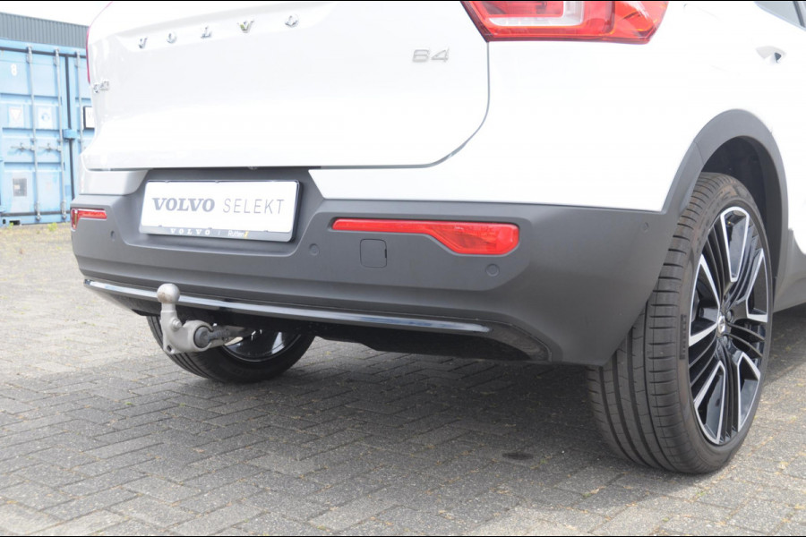 Volvo XC40 211PK Automaat B4 Ultra Dark / Adaptive cruise control / Trekhaak / Elektrische stoelen / Harman Kardon audio / Pilot assist / BLIS / Stoel en stuur verwarming / Elektrische achterklep / Parkeersensoren met 360 camera / Google infotainment