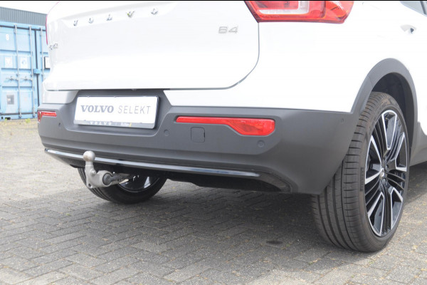 Volvo XC40 211PK Automaat B4 Ultra Dark / Adaptive cruise control / Trekhaak / Elektrische stoelen / Harman Kardon audio / Pilot assist / BLIS / Stoel en stuur verwarming / Elektrische achterklep / Parkeersensoren met 360 camera / Google infotainment