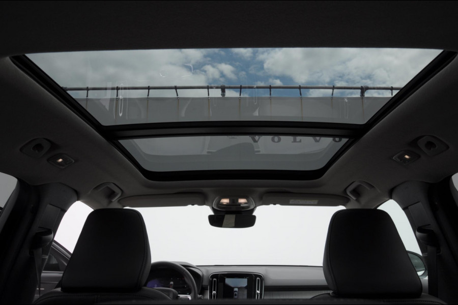 Volvo XC40 211PK Automaat B4 Ultra Dark / Adaptive cruise control / Trekhaak / Elektrische stoelen / Harman Kardon audio / Pilot assist / BLIS / Stoel en stuur verwarming / Elektrische achterklep / Parkeersensoren met 360 camera / Google infotainment