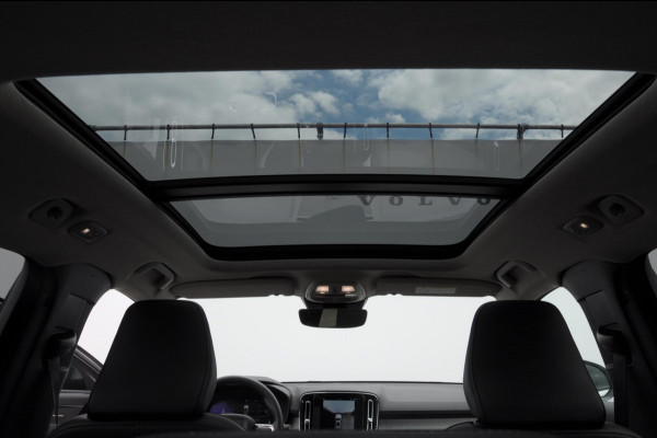 Volvo XC40 211PK Automaat B4 Ultra Dark / Adaptive cruise control / Trekhaak / Elektrische stoelen / Harman Kardon audio / Pilot assist / BLIS / Stoel en stuur verwarming / Elektrische achterklep / Parkeersensoren met 360 camera / Google infotainment
