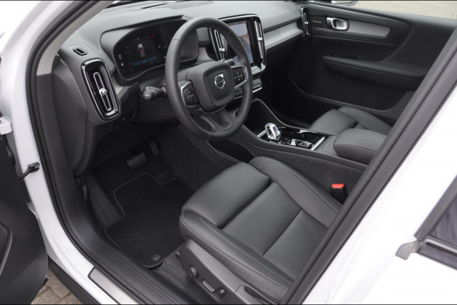 Volvo XC40 211PK Automaat B4 Ultra Dark / Adaptive cruise control / Trekhaak / Elektrische stoelen / Harman Kardon audio / Pilot assist / BLIS / Stoel en stuur verwarming / Elektrische achterklep / Parkeersensoren met 360 camera / Google infotainment