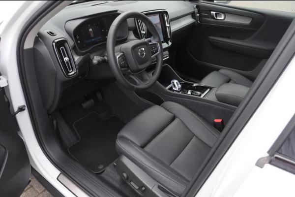 Volvo XC40 211PK Automaat B4 Ultra Dark / Adaptive cruise control / Trekhaak / Elektrische stoelen / Harman Kardon audio / Pilot assist / BLIS / Stoel en stuur verwarming / Elektrische achterklep / Parkeersensoren met 360 camera / Google infotainment