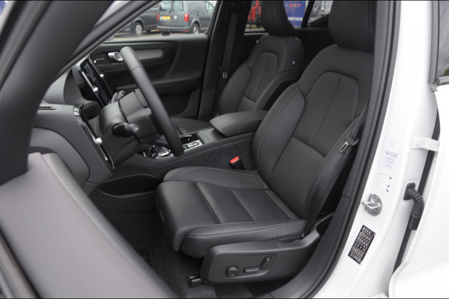 Volvo XC40 211PK Automaat B4 Ultra Dark / Adaptive cruise control / Trekhaak / Elektrische stoelen / Harman Kardon audio / Pilot assist / BLIS / Stoel en stuur verwarming / Elektrische achterklep / Parkeersensoren met 360 camera / Google infotainment