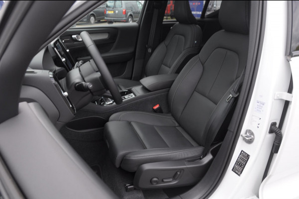 Volvo XC40 211PK Automaat B4 Ultra Dark / Adaptive cruise control / Trekhaak / Elektrische stoelen / Harman Kardon audio / Pilot assist / BLIS / Stoel en stuur verwarming / Elektrische achterklep / Parkeersensoren met 360 camera / Google infotainment