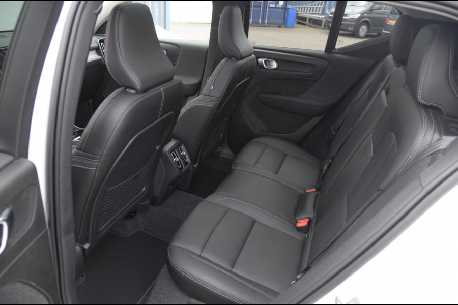 Volvo XC40 211PK Automaat B4 Ultra Dark / Adaptive cruise control / Trekhaak / Elektrische stoelen / Harman Kardon audio / Pilot assist / BLIS / Stoel en stuur verwarming / Elektrische achterklep / Parkeersensoren met 360 camera / Google infotainment
