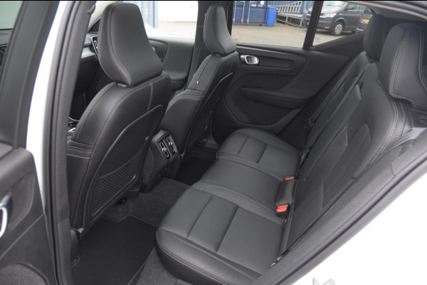 Volvo XC40 211PK Automaat B4 Ultra Dark / Adaptive cruise control / Trekhaak / Elektrische stoelen / Harman Kardon audio / Pilot assist / BLIS / Stoel en stuur verwarming / Elektrische achterklep / Parkeersensoren met 360 camera / Google infotainment